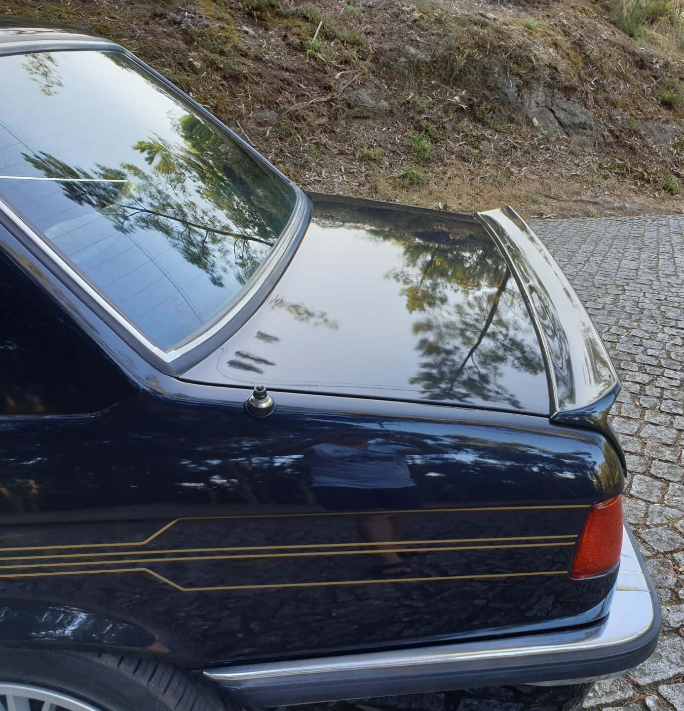 TRUNK SPOILER BMW E21 ALPINA fitted on a black BMW E21, shown from the upper side view