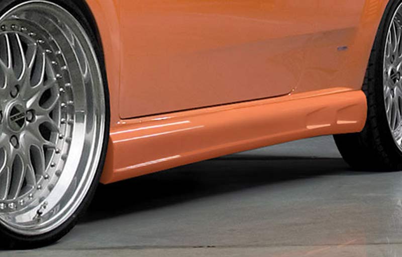 Detailed view of Fiat Grande Punto side skirts in orange, enhancing the vehicle’s sporty design and aerodynamic performance.