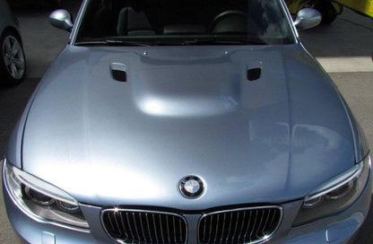 Top view of bonnet BMW 1 Series E81/E82/E87/E88 M1 mounted on a silver vehicle, highlighting its central dome and integrated air vents.