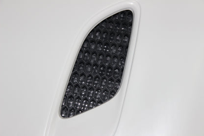 Close-up of one of the bonnet air vents for BMW 1 Series E81/E82/E87/E88 M1, with hexagonal mesh pattern.